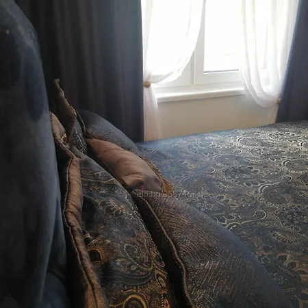 Appartement луксозна спалня с баня и отделна кухня в супер центъра на града и до морската градина